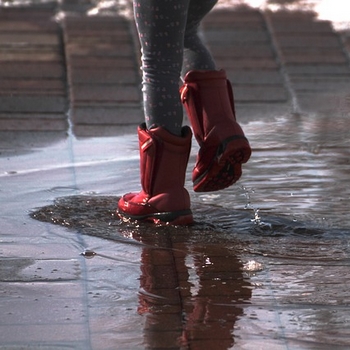 雨の日に泥はねしないコツとは？実は歩き方より靴選びの方が重要!?