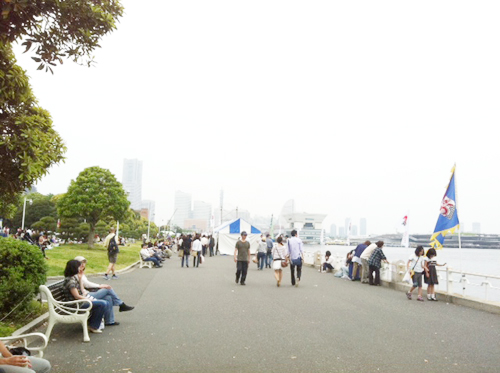 横浜を歩いているカップルは幸せ度三割増し