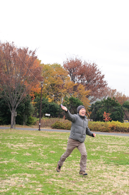 公園で注目の的！ みんなをひとつにする凧揚げ遊び