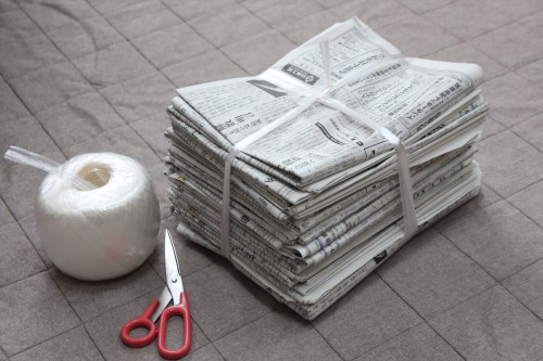 新聞紙をきつく縛る方法
