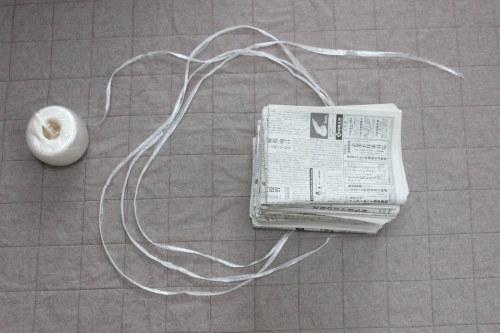新聞紙をきつく縛る方法